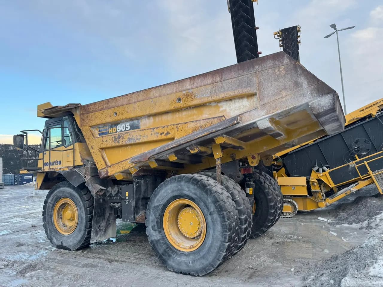 Komatsu HD605-7 – Hell – Dumpere til salgs